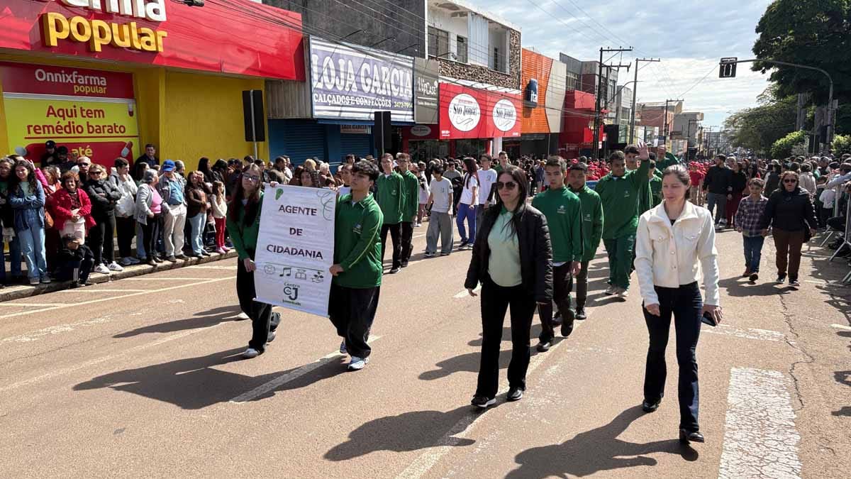 Desfile dos 204 anos da Independência reúne multidão em Ivaiporã; veja fotos desfile-independencia-ivaiporã (54)