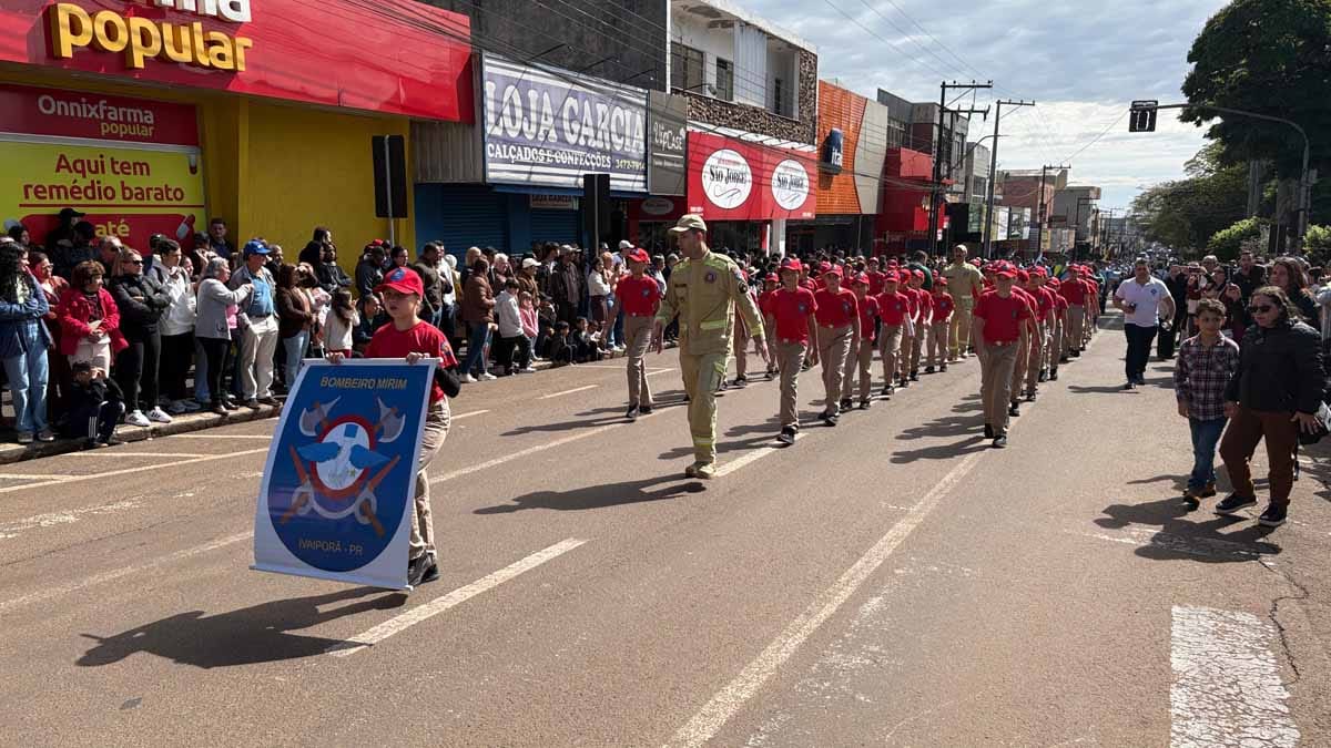 Desfile dos 204 anos da Independência reúne multidão em Ivaiporã; veja fotos desfile-independencia-ivaiporã (55)