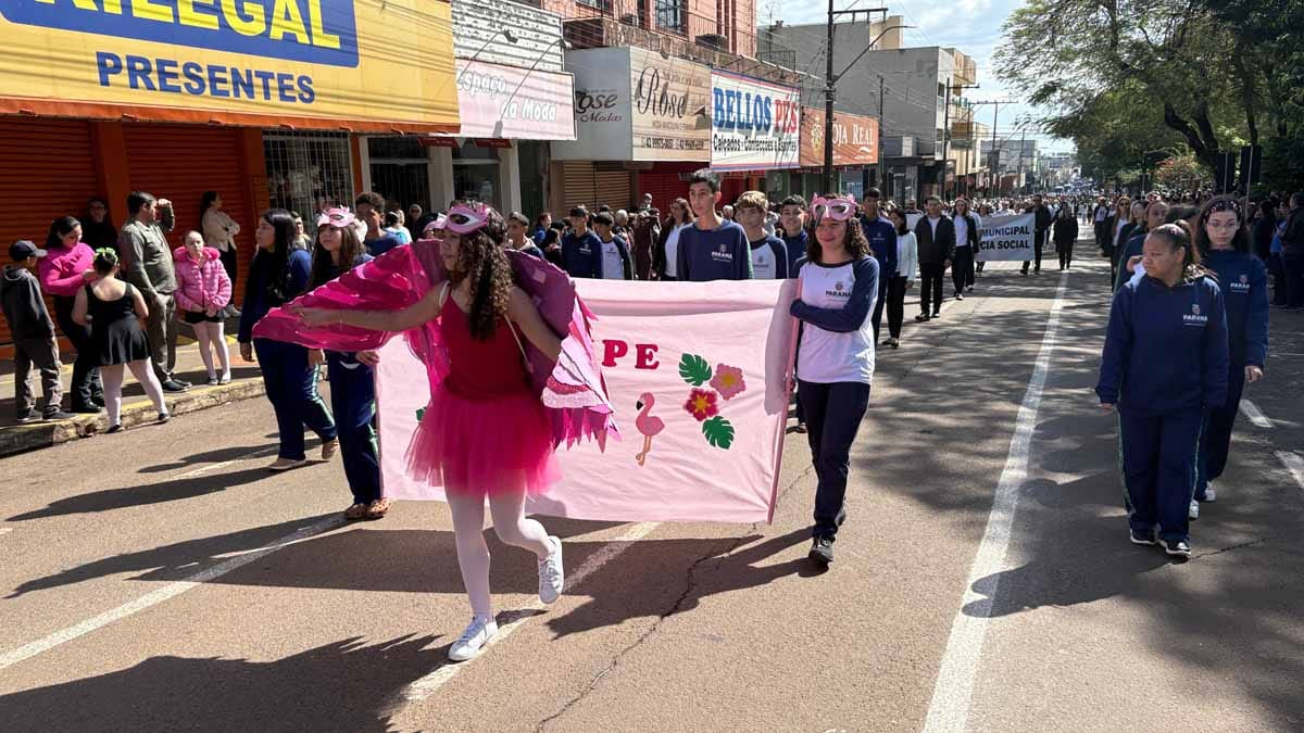 Desfile dos 204 anos da Independência reúne multidão em Ivaiporã; veja fotos desfile-independencia-ivaiporã (56)