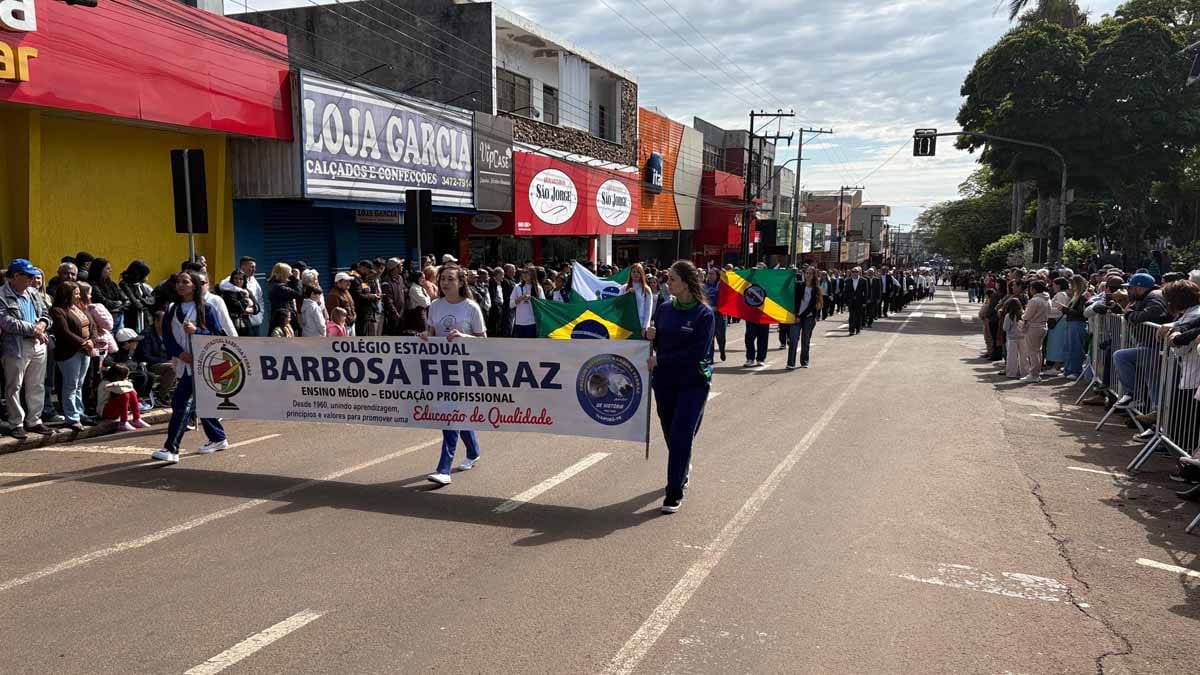 Desfile dos 204 anos da Independência reúne multidão em Ivaiporã; veja fotos desfile-independencia-ivaiporã (60)