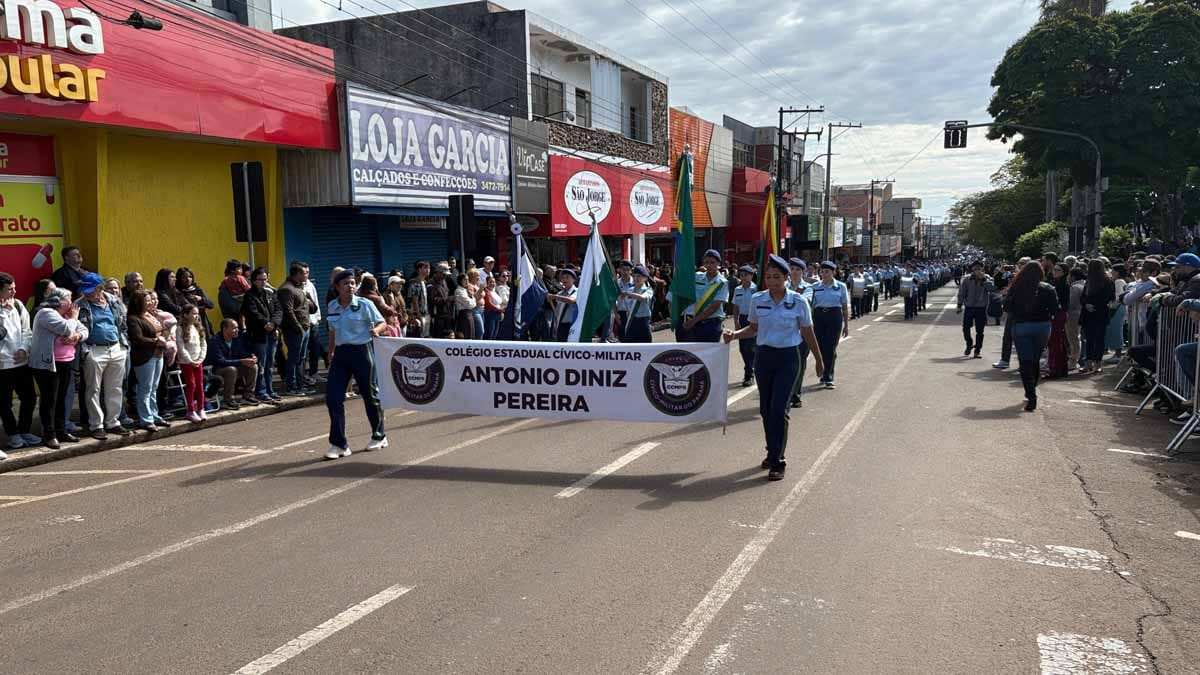 Desfile dos 204 anos da Independência reúne multidão em Ivaiporã; veja fotos desfile-independencia-ivaiporã (61)