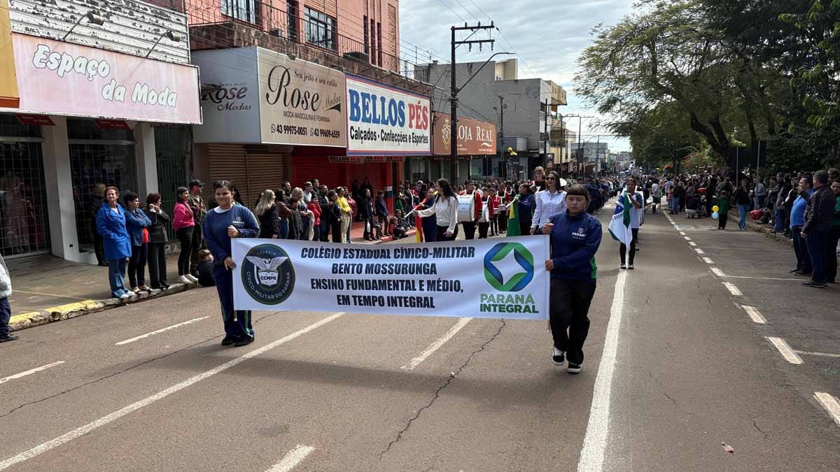 Desfile dos 204 anos da Independência reúne multidão em Ivaiporã; veja fotos desfile-independencia-ivaiporã (63)