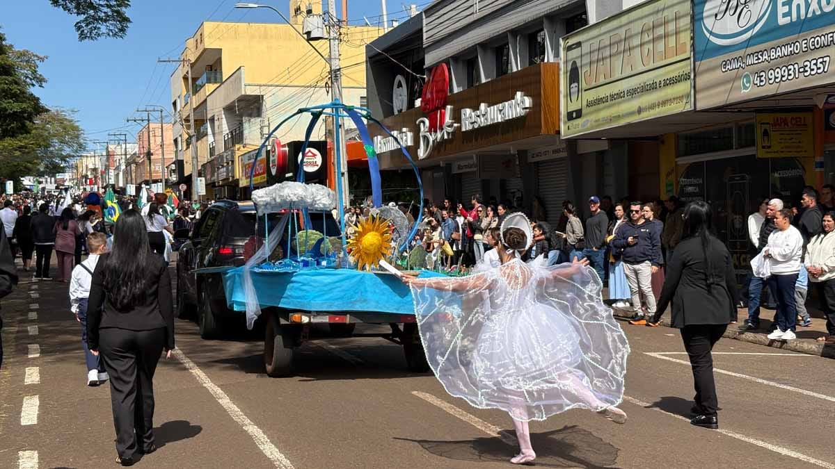 Desfile dos 204 anos da Independência reúne multidão em Ivaiporã; veja fotos desfile-independencia-ivaiporã (73)