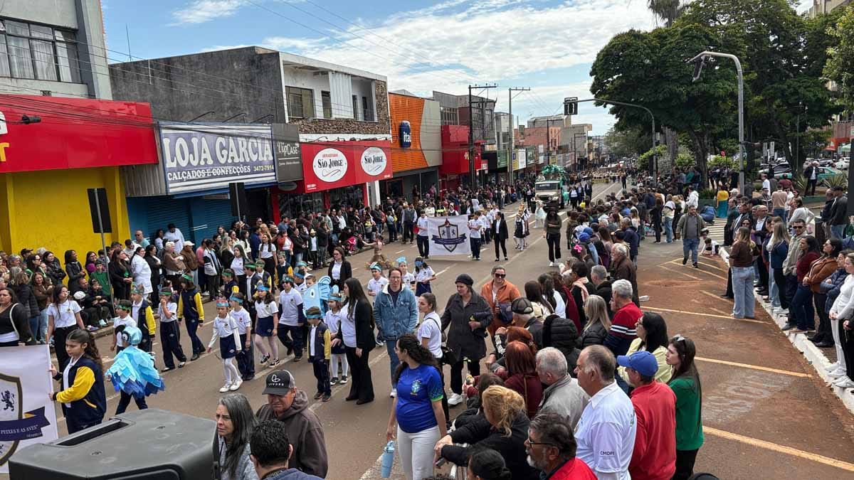Desfile dos 204 anos da Independência reúne multidão em Ivaiporã; veja fotos desfile-independencia-ivaiporã (75)