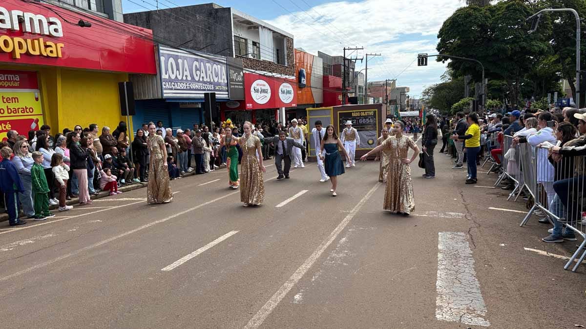 Desfile dos 204 anos da Independência reúne multidão em Ivaiporã; veja fotos desfile-independencia-ivaiporã (76)