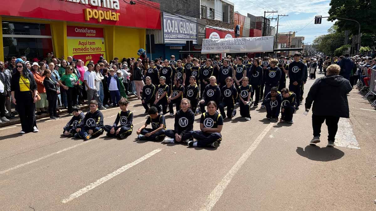Desfile dos 204 anos da Independência reúne multidão em Ivaiporã; veja fotos desfile-independencia-ivaiporã (79)