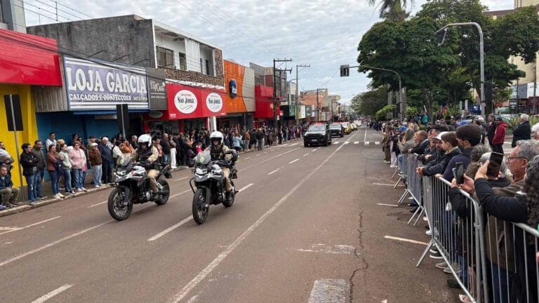 Multidão acompanha desfile de 7 de Setembro na Avenida Brasil, em Ivaiporã.