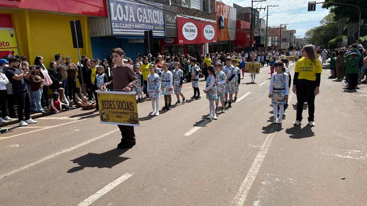 Desfile dos 204 anos da Independência reúne multidão em Ivaiporã; veja fotos desfile-independencia-ivaiporã (84)