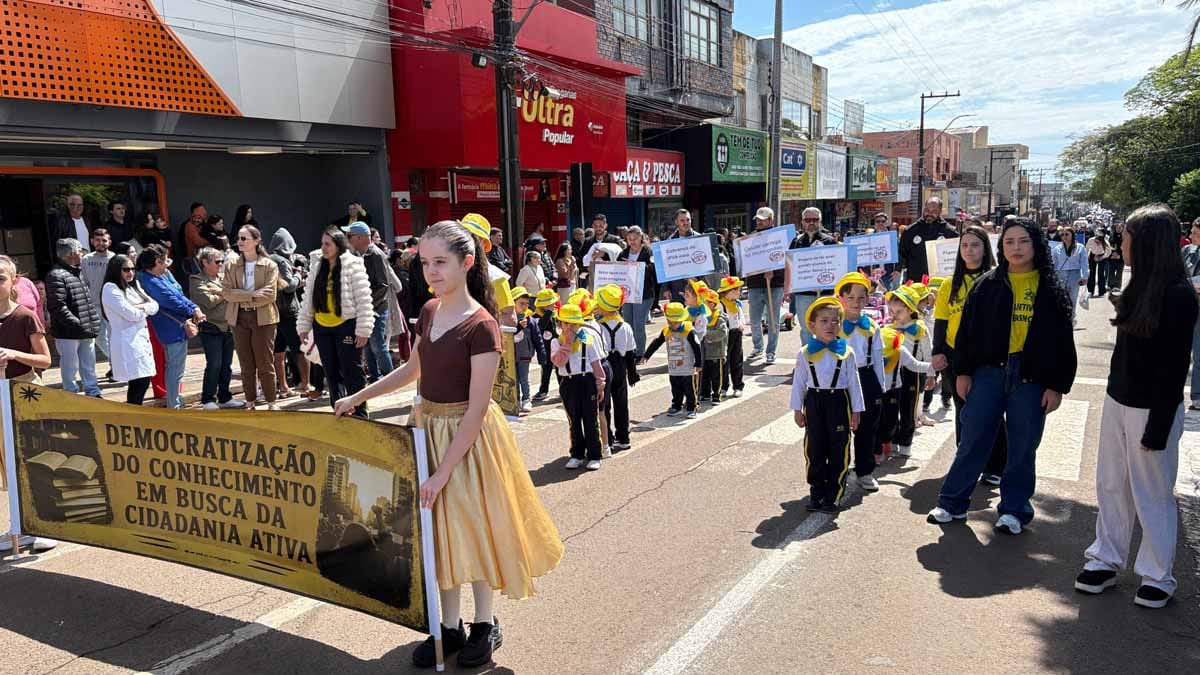 Desfile dos 204 anos da Independência reúne multidão em Ivaiporã; veja fotos desfile-independencia-ivaiporã (87)
