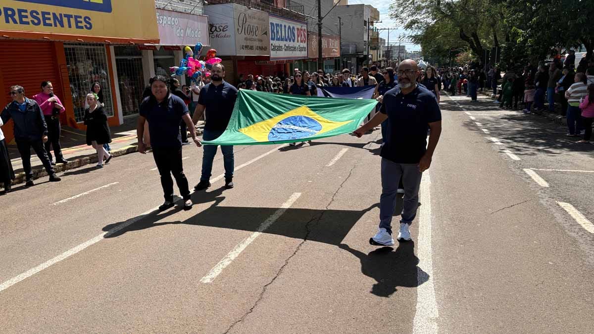 Desfile dos 204 anos da Independência reúne multidão em Ivaiporã; veja fotos desfile-independencia-ivaiporã (91)