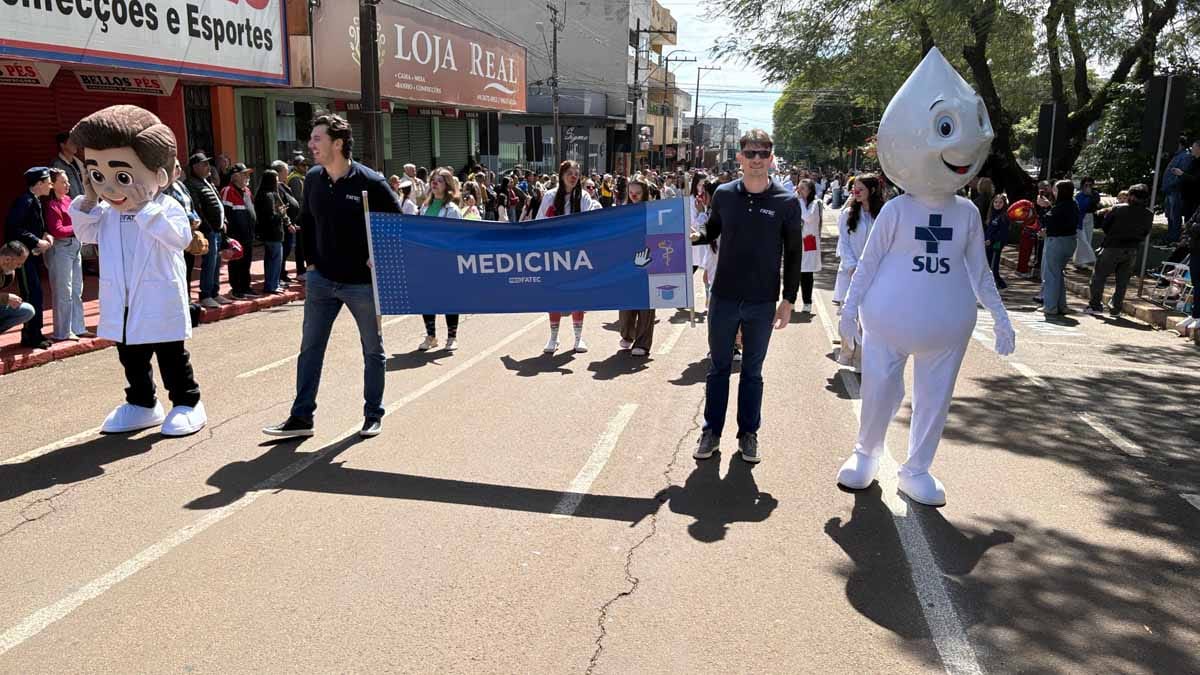 Desfile dos 204 anos da Independência reúne multidão em Ivaiporã; veja fotos desfile-independencia-ivaiporã (93)