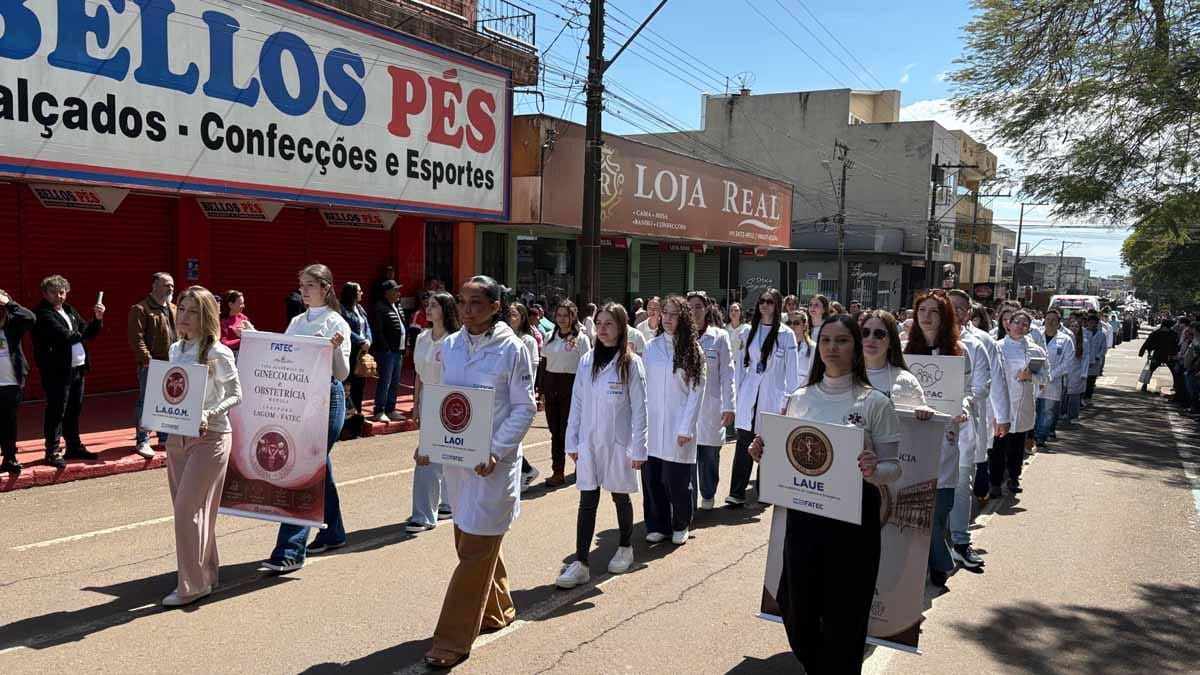 Desfile dos 204 anos da Independência reúne multidão em Ivaiporã; veja fotos desfile-independencia-ivaiporã (95)