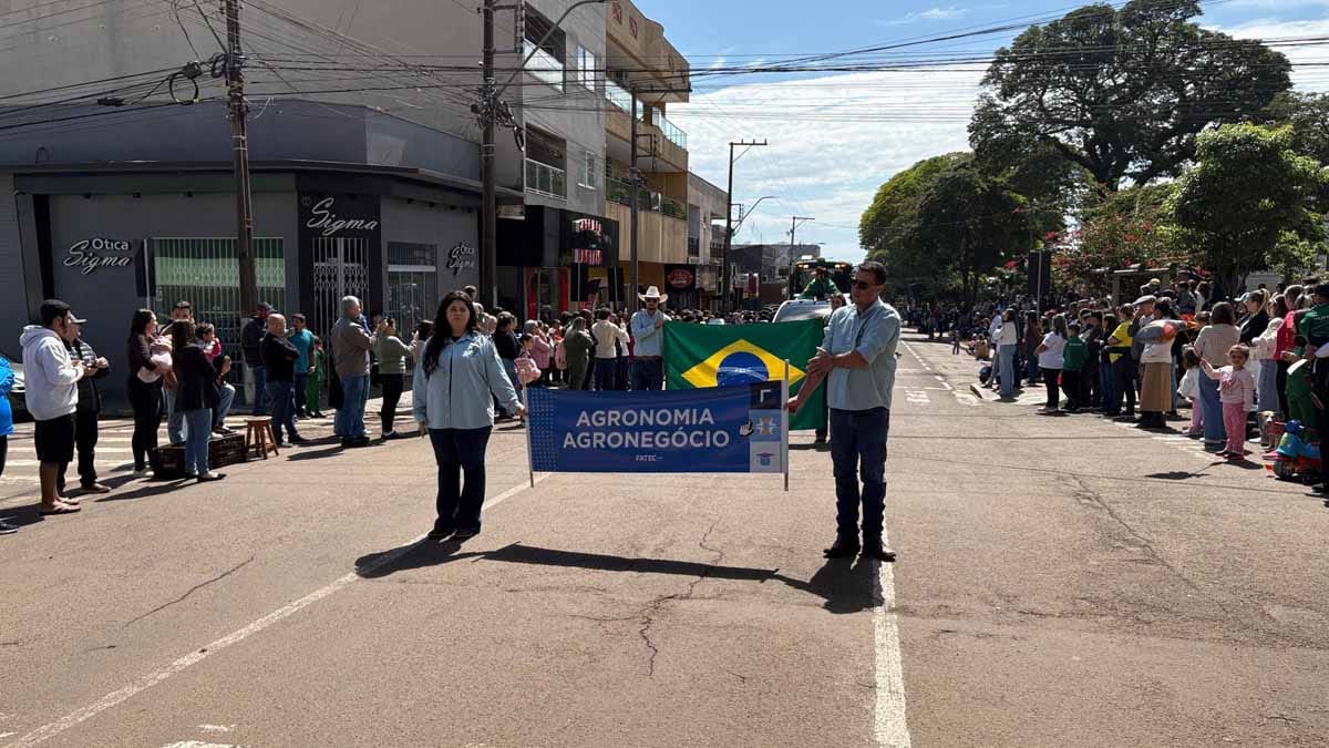 Desfile dos 204 anos da Independência reúne multidão em Ivaiporã; veja fotos desfile-independencia-ivaiporã (97)