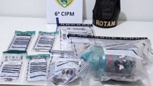 Ao todo, foram apreendidos cerca de 423 gramas de maconha