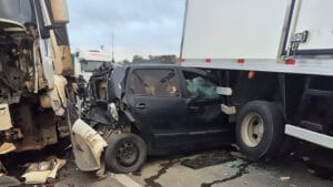 Engavetamento na BR-376 deixa mulher ferida em Curitiba após colisão envolvendo três caminhões e um carro.