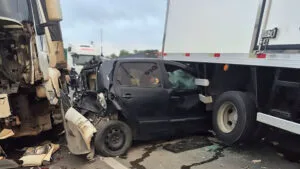 Engavetamento na BR-376 deixa mulher ferida em Curitiba após colisão envolvendo três caminhões e um carro.