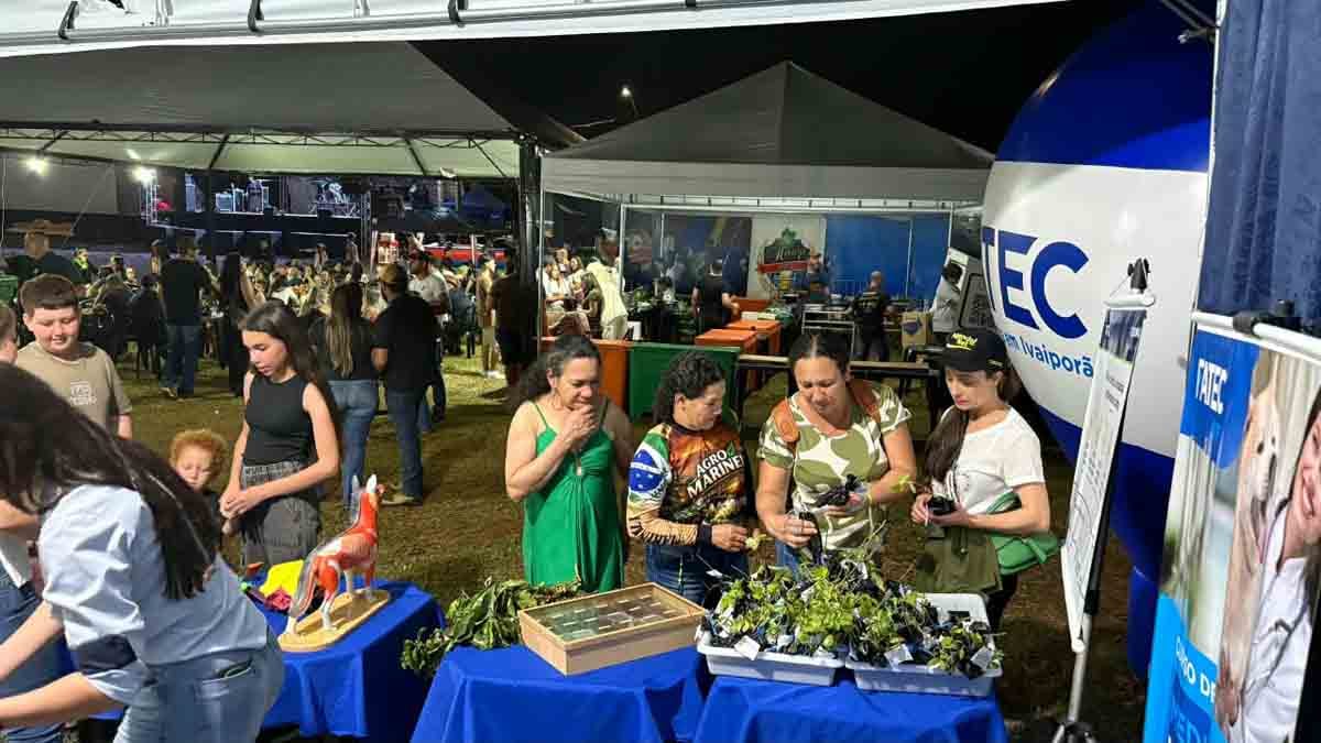 Agronomia da Fatec apresenta estudo na Festa do Café do Jacutinga Estudantes e professores de Agronomia da Fatec Ivaiporã apresentam estudo sobre manejo do solo no café