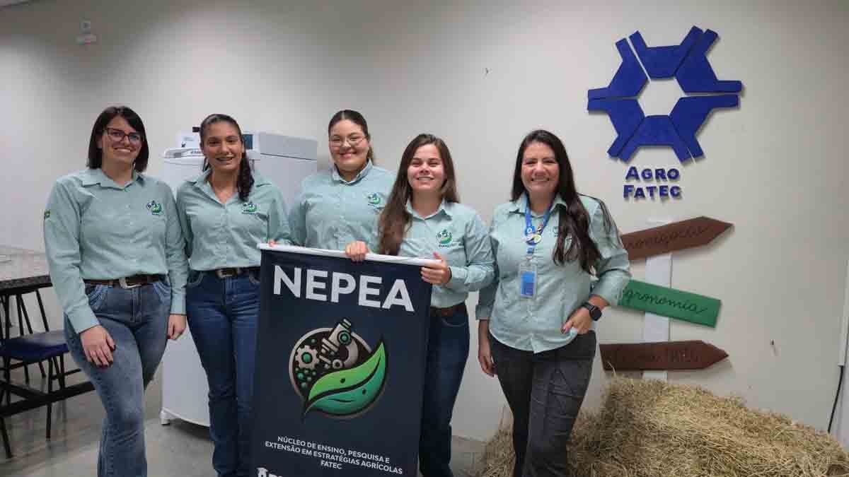 Agronomia da Fatec apresenta estudo na Festa do Café do Jacutinga Estudantes e professores de Agronomia da Fatec Ivaiporã apresentam estudo sobre manejo do solo no café