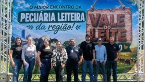 Professores e alunos da Fatec Ivaiporã orientam produtores sobre solo e silagem no 2º Vale do Leite