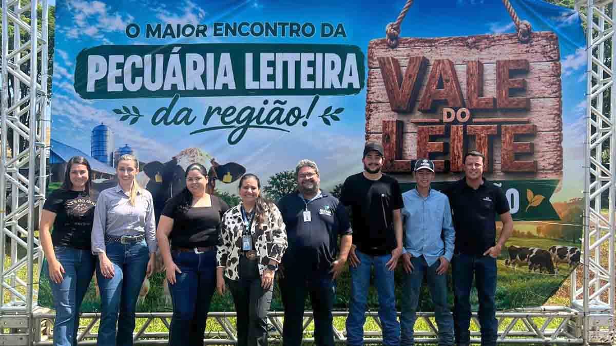 Professores e alunos da Fatec Ivaiporã orientam produtores sobre solo e silagem no 2º Vale do Leite