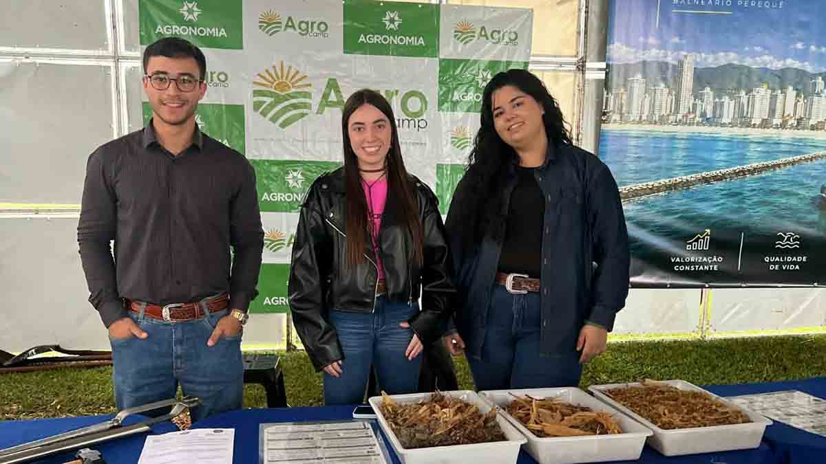 Agronomia e Agronegócio Fatec Ivaiporã abordam solo e silagem no 2º Vale do Leite em Jardim Alegre Professores e alunos da Fatec Ivaiporã orientam produtores sobre solo e silagem no 2º Vale do Leite