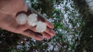 Chuva de granizo acumulada no solo na região sul de Ivaiporã