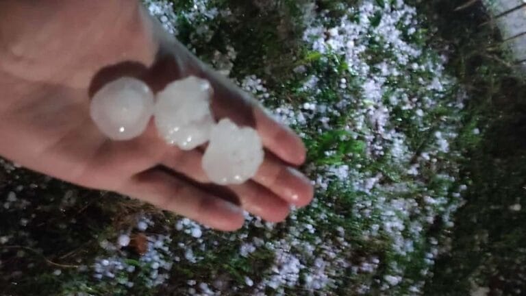 Chuva de granizo acumulada no solo na região sul de Ivaiporã