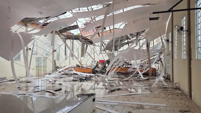 Parte do teto da Capela Nossa Senhora do Rocio cedeu durante o temporal que atingiu Apucarana.