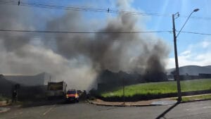 Incêndio atingiu uma fábrica de colchões e espumas em Arapongas na manhã desta quinta-feira (24).