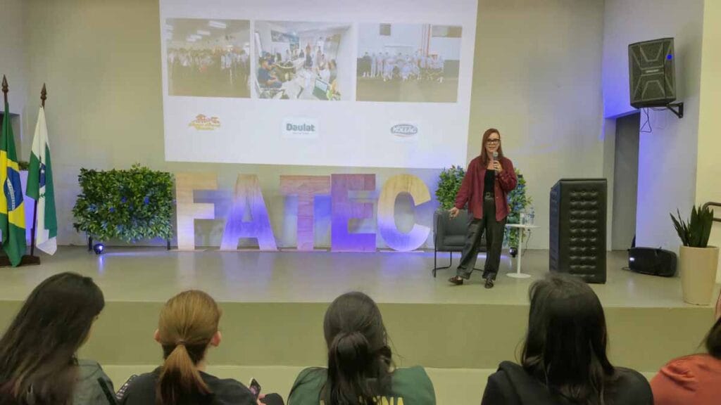 Acadêmicos acompanham atividade da VetConecta sobre Vigilância Sanitária e qualidade do leite.