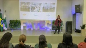 Acadêmicos acompanham atividade da VetConecta sobre Vigilância Sanitária e qualidade do leite.
