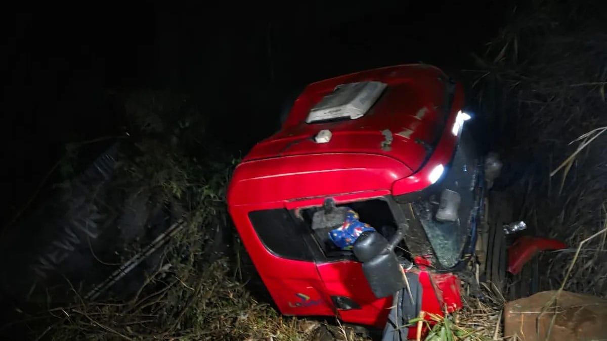 Ivan Maldonado / Notícias Online Carreta que caiu no Ribeirão Dourados na PR-444, em Apucarana