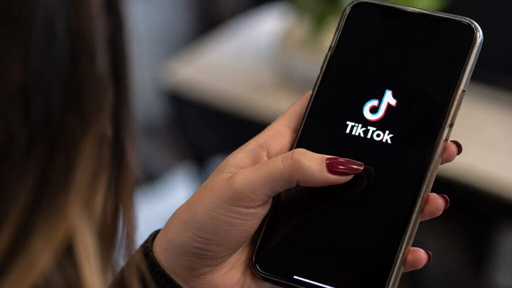 Mulher manuseando TikTok