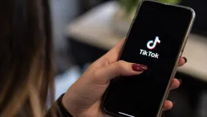 Mulher manuseando TikTok