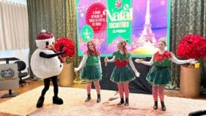 Personagens natalinos durante o lançamento da programação do Natal Encantado de Ivaiporã.