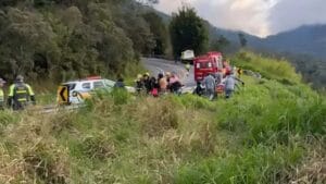 Ônibus com romeiros caiu em uma ribanceira de aproximadamente 15 metros em Cruzeiro (SP).