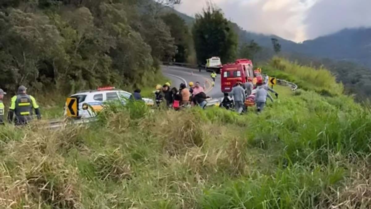 Ônibus com romeiros caiu em uma ribanceira de aproximadamente 15 metros em Cruzeiro (SP).
