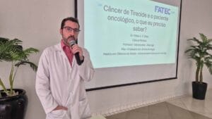Acadêmicos de Medicina da Fatec Ivaiporã durante palestra sobre câncer de tireoide na Acisi