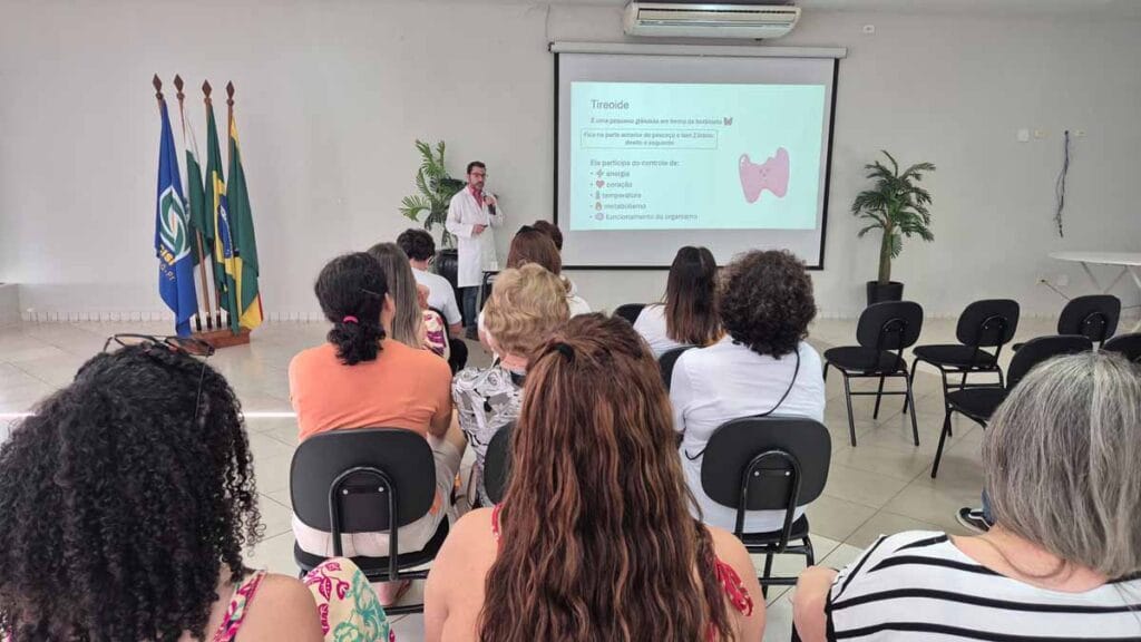 Acadêmicos de Medicina da Fatec Ivaiporã durante palestra sobre câncer de tireoide na Acisi