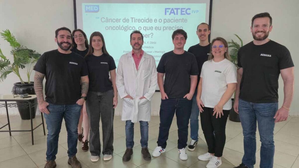 Acadêmicos de Medicina da Fatec Ivaiporã durante palestra sobre câncer de tireoide na Acisi