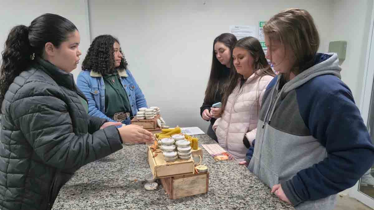 Acadêmicos de Agronegócio da Fatec Ivaiporã transformam matérias-primas em produtos Acadêmicos de Agronegócio da Fatec Ivaiporã desenvolveram e comercializaram produtos elaborados com matérias-primas do meio rural
