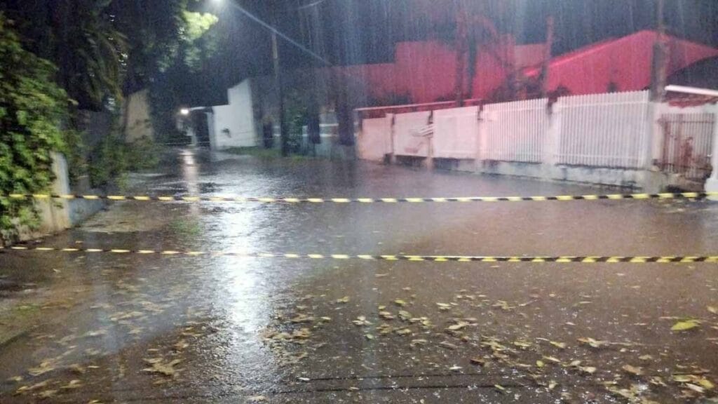Chuva e vento forte causam danos em diferentes locais de Ivaiporã Chuva provocou alagamento em um trecho de rua em Ivaiporã.