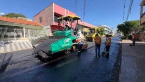 Recapeamento da Rua Rio Grande do Sul, em Ivaiporã, com máquinas e trabalhadores durante a execução da obra.