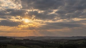 Horizonte rural do Vale do Ivaí sob céu nublado e sol entre nuvens