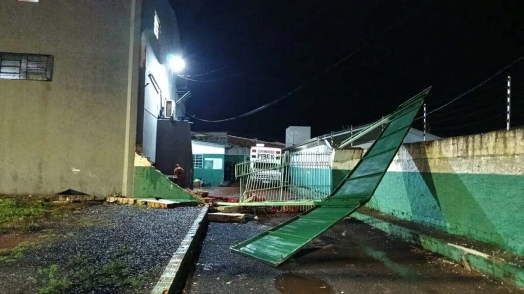 Temporal derruba árvores e destelha casas em Faxinal Temporal com granizo e ventos fortes causou danos em diferentes pontos de Faxinal