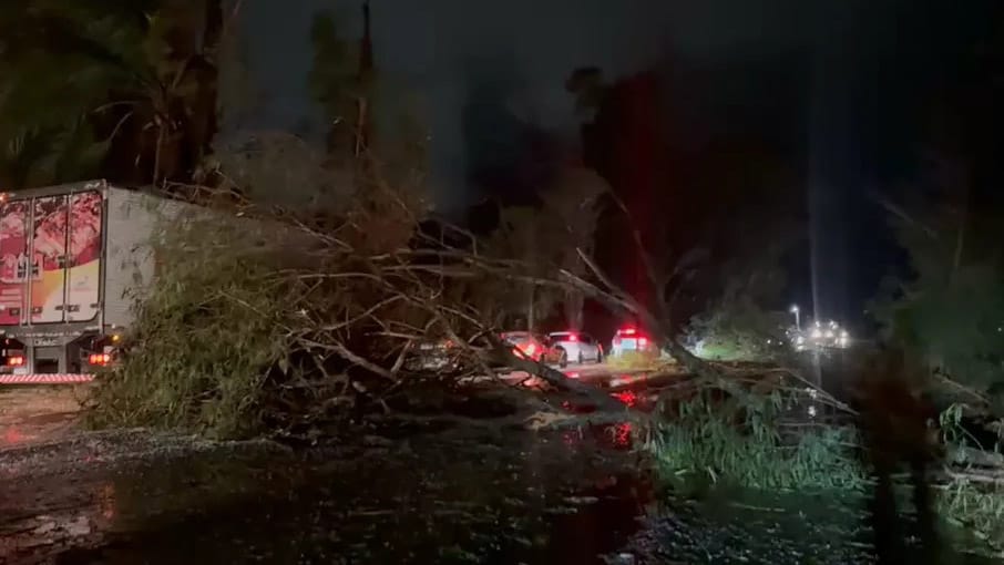 Temporal provocou alagamentos, destelhamentos e queda de árvores em Ivaiporã e Jardim Alegre.