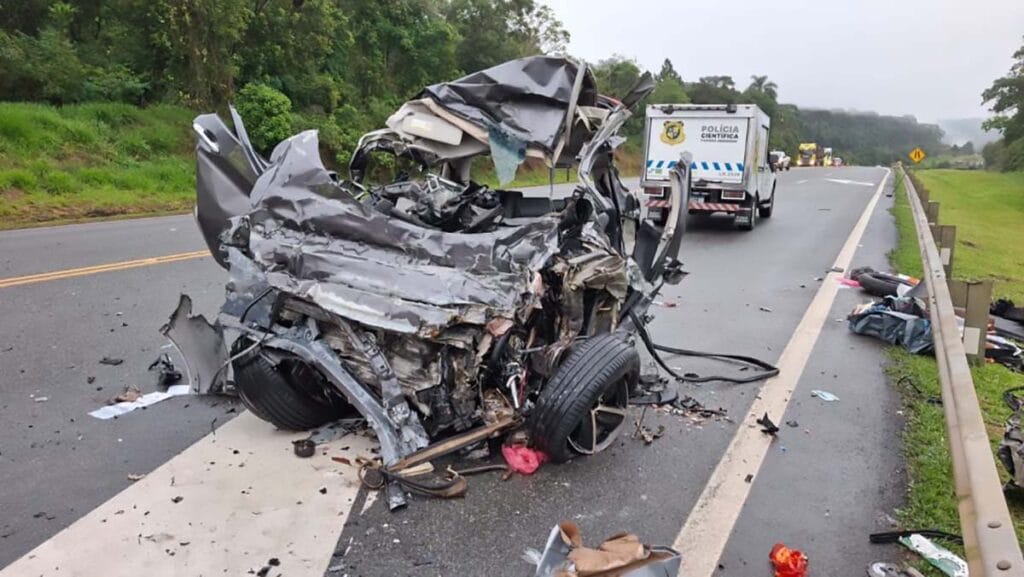 Três pessoas morrem no Paraná após carro bater de frente com caminhão na BR-277 Carro fica destruído após colisão frontal com caminhão na BR-277, em Fernandes Pinheiro