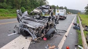 Carro fica destruído após colisão frontal com caminhão na BR-277, em Fernandes Pinheiro