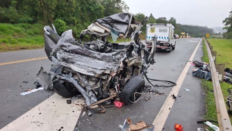Carro fica destruído após colisão frontal com caminhão na BR-277, em Fernandes Pinheiro