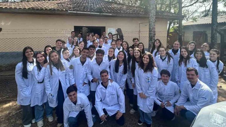 Acadêmicos da 3ª turma de Medicina da Fatec Ivaiporã durante visita à Aldeia Indígena Faxinal